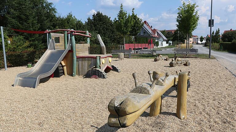 Der Mehrgenerationenplatz im Stadtpark Schwarzach bietet den klassischen Spielplatz für die Kleinen, aber auch Spaß für die Großen.