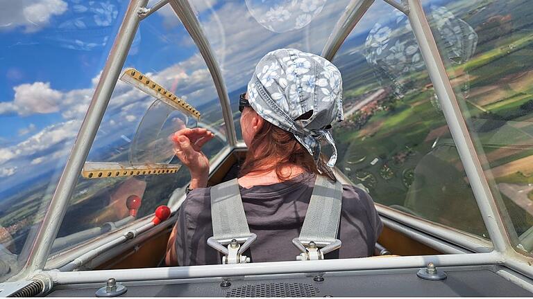 Blick aus dem hinteren Sitz eines doppelsitzigen Oldtimers, geflogen von einer jungen Pilotin. Blick aus dem hinteren Sitz eines doppelsitzigen Oldtimers, geflogen von einer jungen Pilotin.