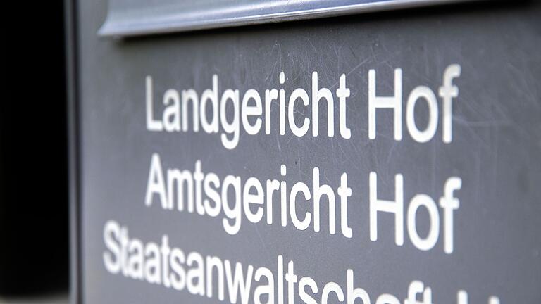 Landgericht Hof - Die Staatsanwaltschaft Hof ermittelt gegen einen Mann, der seine Frau gewaltsam angegriffen und gewürgt haben soll. (Symbolfoto) Landgericht Hof - Die Staatsanwaltschaft Hof ermittelt gegen einen Mann, der seine Frau gewaltsam angegriffen und gewürgt haben soll. (Symbolfoto)