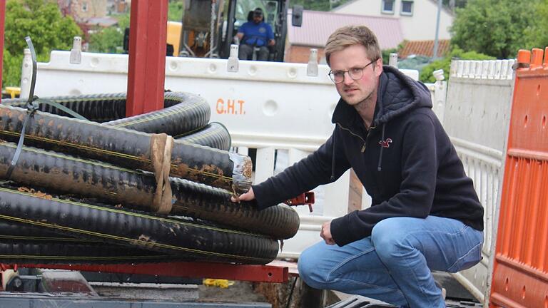 Das Nahwärmenetz nimmt in Bastheim Formen an. Markus Euring inspiziert hier den Fortgang der Arbeiten. Das Nahwärmenetz nimmt in Bastheim Formen an. Markus Euring inspiziert hier den Fortgang der Arbeiten.