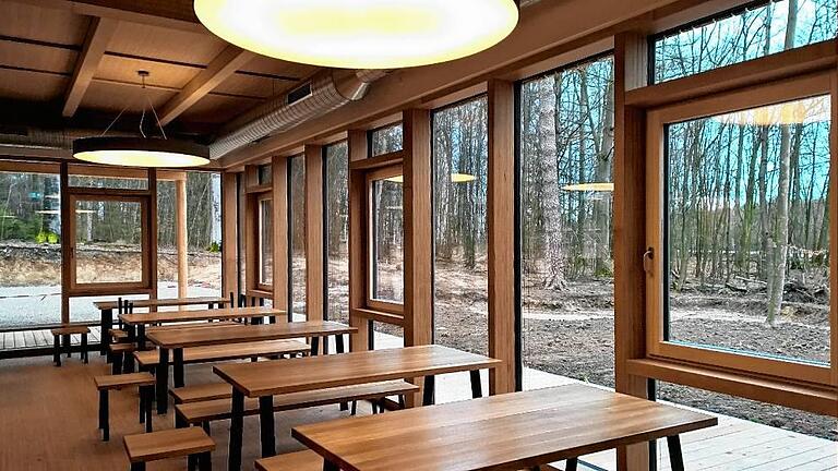 Ganz nah am Wald werden künftig die Besucher der Gaststätte des Baumwipfelpfades Steigerwald auf dem Radstein sitzen. Und die Fundamente für den großen Biergarten im Sommer stehen mittlerweile ebenfalls, um der Natur bei der Einkehr noch näher zu sein.
