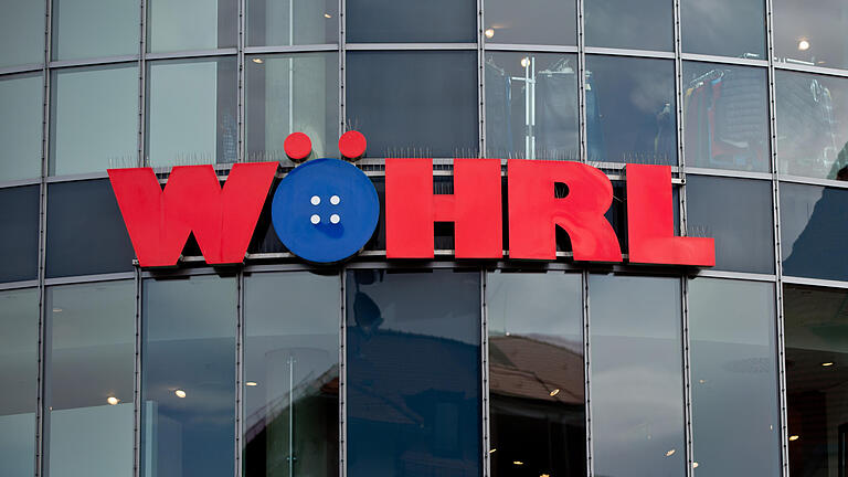 Modekaufhaus Wöhrl       -  ARCHIV - Blick auf das Logo des Bekleidungsgeschäfts Wöhrl, aufgenommen am 15.08.2014 in Nürnberg (Bayern). Das Modehaus Rudolf Wöhrl will mit einer Sanierung in Eigenregie eine drohende Insolvenz verhindern. Foto: Daniel Karmann/dpa (zu dpa «Modehaus Wöhrl will mit Sanierung in Eigenregie aus Schieflage heraus» vom 06.09.2016) +++(c) dpa - Bildfunk+++ | Verwendung weltweit