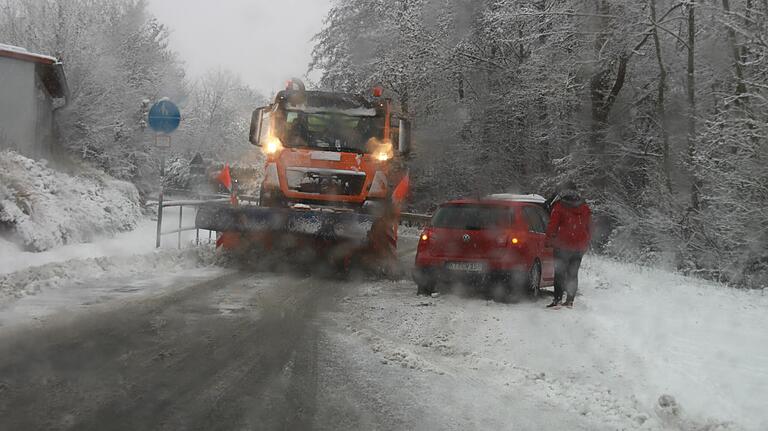 Die Schneeverhältnisse im Landkreis Kitzingen sorgten für eine Rutschpartie - zumindest bis der Räumdienst anrückte. Die Schneeverhältnisse im Landkreis Kitzingen sorgten für eine Rutschpartie - zumindest bis der Räumdienst anrückte.
