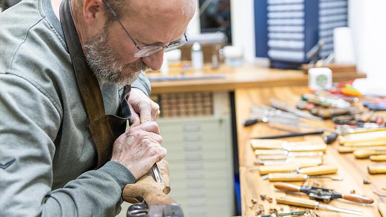 Geschick und Erfahrung sind für die Herstellung eines hölzernen Schafts nötig, den Christian Melber genau an den Schützen angepasst und der so maßgeblich über die Qualität des Gewehrs entscheidet. Geschick und Erfahrung sind für die Herstellung eines hölzernen Schafts nötig, den Christian Melber genau an den Schützen angepasst und der so maßgeblich über die Qualität des Gewehrs entscheidet.
