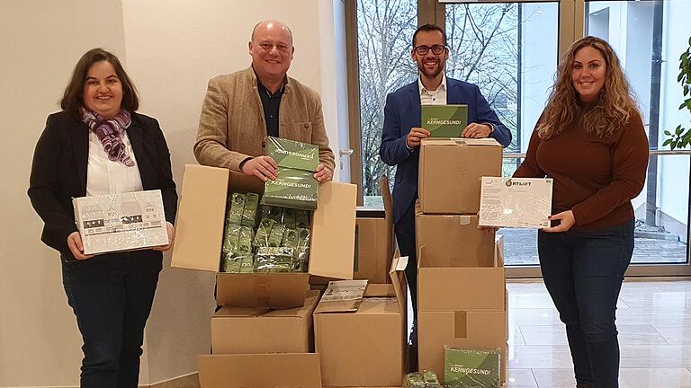 Das Infomaterial ist da (von links): Sonja Reubelt (1. Bürgermeisterin Sandberg und 2. Vorsitzende der Kreuzbergallianz), Georg Seiffert (1. Bürgermeister Bischofsheim i.d.Rhön und 1. Vorsitzender der Kreuzbergallianz), Björn Denner (1. Bürgermeister Oberelsbach) und Julia Gerstberger (ILE Betreuerin).