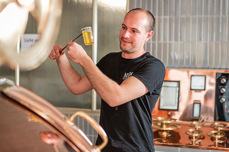 Valère Bonnin arbeitete zuvor in einer Brauerei in Monaco und anschließend in Lyon. An der deutschen Brautradition reizt ihn vor allem der spezielle Herstellungsprozess. Valère Bonnin arbeitete zuvor in einer Brauerei in Monaco und anschließend in Lyon. An der deutschen Brautradition reizt ihn vor allem der spezielle Herstellungsprozess.