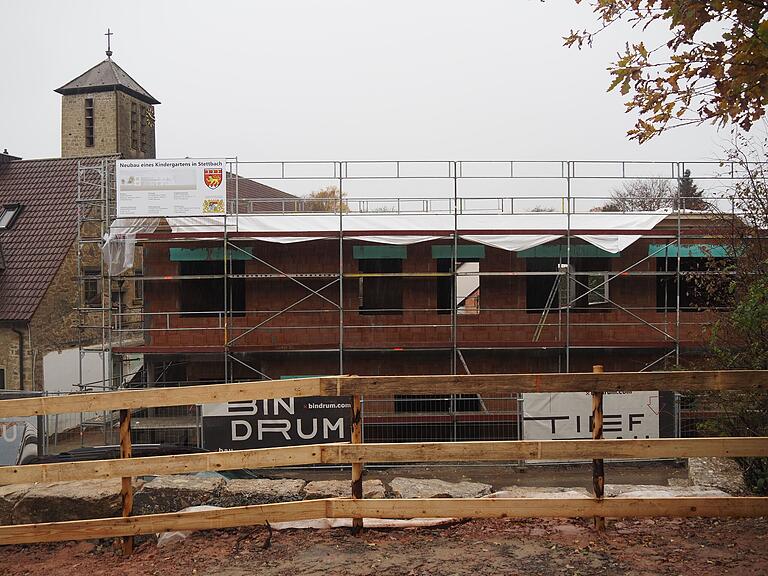 Ragt künftig zweigeschossig an der Kirche auf: Der neue Stettbacher Kindergarten.