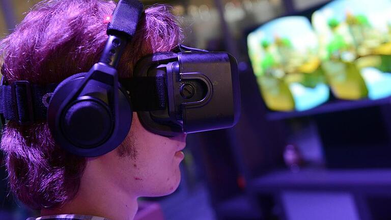 Videospiele treffen auf Popkultur - Das bietet die Gamescom 2015       -  Abtauchen: Virtual Reality ist einer der großen Trends der Gamescom 2015.Caroline Seidel, dpa