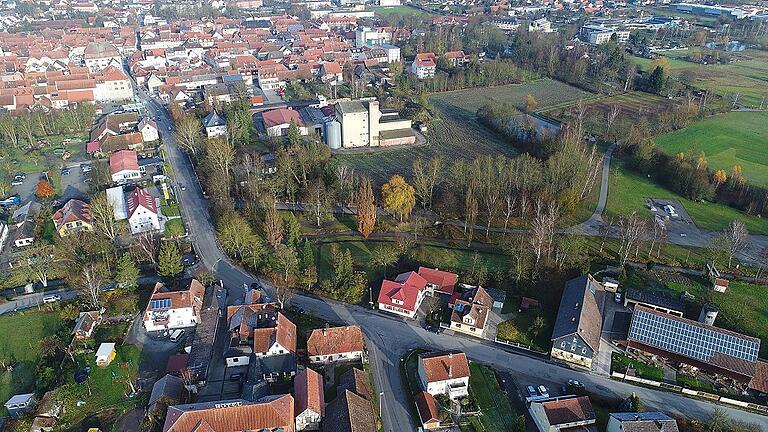 Deutlich zu sehen ist die Brauerei-Ruine rechts der Bamberger Straße. Investor Bernd Zehner möchte auf dem Gelände Märkte und Wohnungen bauen, eine Bürgerinitiative will das mit einem Bürgerbegehren verhindern.