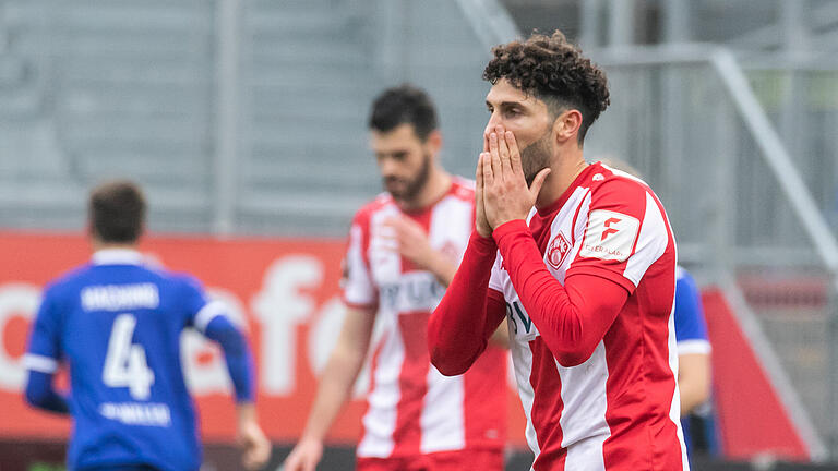 Die Kickers mussten sich am Samstag (25.01.20) beim Heimspiel gegen Unterhaching mit 1:2 geschlagen geben. in rot Fabio Kaufmann  (7)