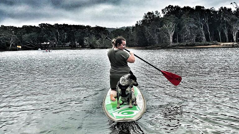 Kathrin Schumm hat viel gearbeitet in Australien, aber auch das besondere Lebensgefühl in sich aufgesogen. Hier beim Standup-Paddeling auf dem Avoca Lake – Pirate immer dabei.
