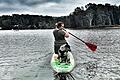 Kathrin Schumm hat viel gearbeitet in Australien, aber auch das besondere Lebensgefühl in sich aufgesogen. Hier beim Standup-Paddeling auf dem Avoca Lake – Pirate immer dabei.