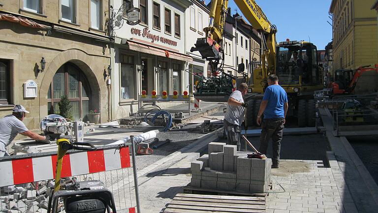 Die Pflasterarbeiten in der Landgerichtsstraße in Hofheim sind in vollem Gang.