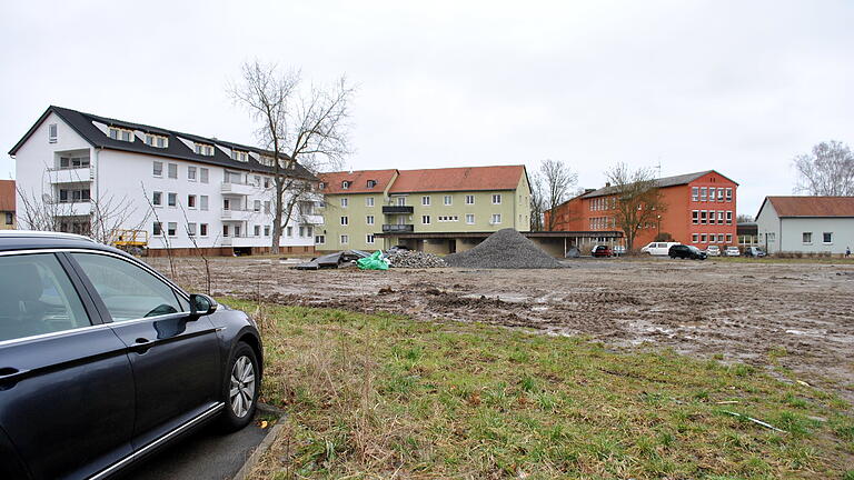 Wo früher das Krankenhaus Bad Königshofen stand, ist das Grundstück schon lange für den Neubau vorbereitet, ein Entwurf liegt noch nicht vor. Verantwortlich für den Bau ist jetzt das staatliche Bauamt Schweinfurt.