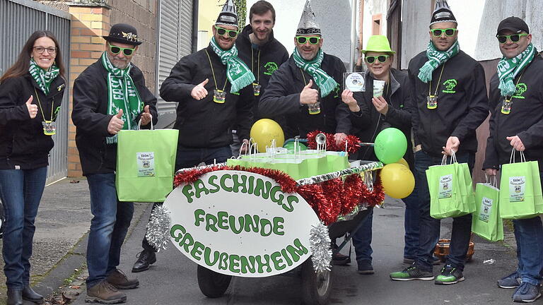 Am Fascingssamstag zogen die Mitglieder der Vorstandschaft durch Greußenheim und verteilten die Faschings-Gaudi aus der Dudde ( v.l.): Kathrin Schwab, Armin Spitznagel, Dominik Kriener, Alexander Kuhn, Bernd Kleinschnitz, Heike Engelhart, Johannes Lannig und Marco Klein.