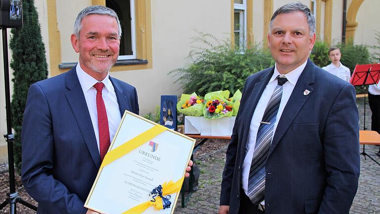 Altbürgermeister Peter Kornell (links, bei der Ernennung zum Altbürgermeister) hatte Kritik an der mangelnden Transparenz im Volkacher Stadtrat unter seinem Nachfolger Heiko Bäuerlein geäußert. Der Bürgermeister weist diese nun zurück.