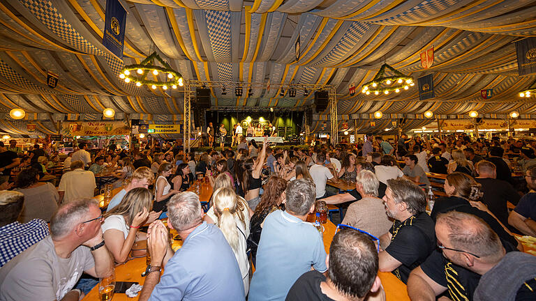 Stimmung im Laurenzi-Festzelt und auf dem Festplatz mit dem Lokalmatador DJ LouBeeger sowie May & die Schlagerfürsten       -  12.08.2024, Stimmung im Laurenzi-Festzelt und auf dem Festplatz mit dem Lokalmatador DJ LouBeeger sowie May & die Schlagerfürsten