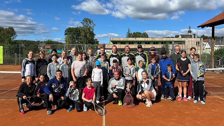 Gruppenbild aller Teilnehmer