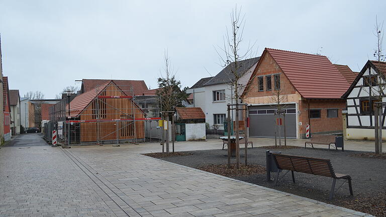 Die Holzfassade der neuen Parkscheune passt gut zum Gebäudeensemble am Kleinen Plan. Die Parkdauer ist auf zwei Stunden beschränkt.