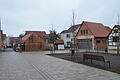 Die Holzfassade der neuen Parkscheune passt gut zum Gebäudeensemble am Kleinen Plan. Die Parkdauer ist auf zwei Stunden beschränkt.