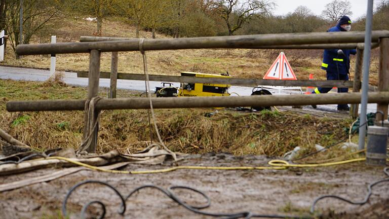 Auch am Mittwoch pumpen Technisches Hilfswerk und die Würzburger Berufsfeuerwehr noch reichlich Gärreste aus dem Fuchsstädter Bach. Auch am Mittwoch pumpen Technisches Hilfswerk und die Würzburger Berufsfeuerwehr noch reichlich Gärreste aus dem Fuchsstädter Bach.