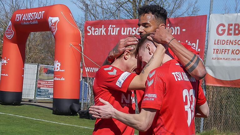 Torjubel wie diesen von Michael Dellinger (hinten) mit Philipp Harlaß (links) und dem Torschützen Joshua Endres (rechts) wünscht sich der TSV Aubstadt auch im Spiel beim FC Augsburg II.