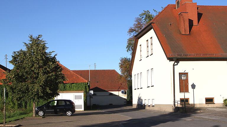 In der 'Seestraße' in Rentweinsdorf würde im Bereich des Pkw für einen Laden schon ein Bauplatz zur Verfügung stehen.