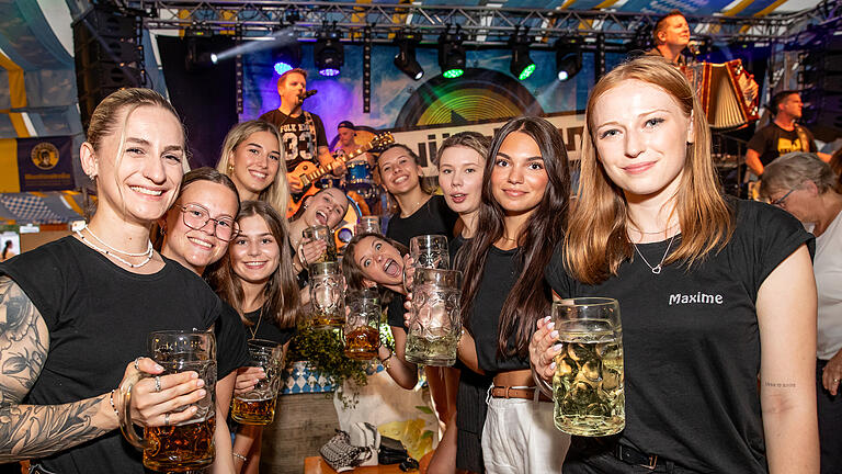 Viele Besucher bei der Laurenzi Messe am Abend der Vereine mit der Band 'Würzbuam' in Markheidenfeld.