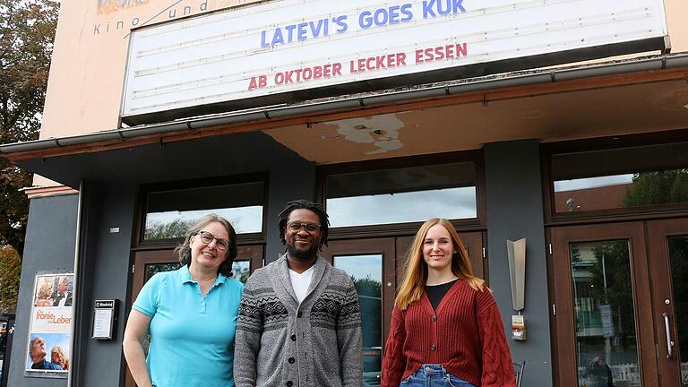 Ab 1. Oktober gibt es vegane, afrikanische Küche im KuK. Diana Schmelzer und Tochter Anne Schmelzer vom KuK und Latevi Lawson freuen sich auf die Neueröffnung von 'Latevi's'.