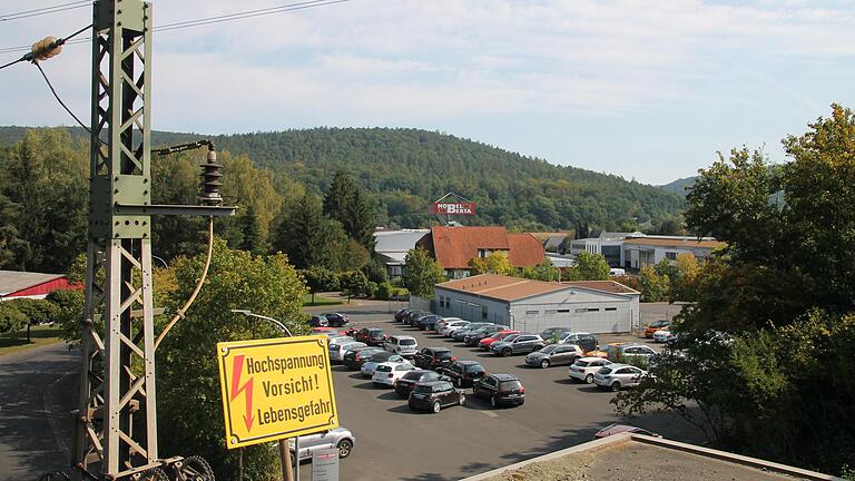 Blick auf das Areal der ehemaligen Hausmülldeponie an der Weißensteinstraße in Gemünden. Akute Lebensgefahr besteht dort nicht, allerdings lauern im Untergrund durchaus Gefahren.