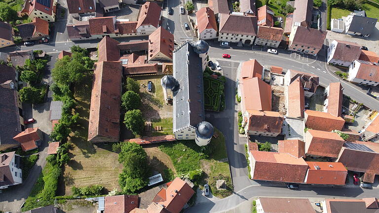 Das Oberschwarzacher Schloss aus der Vogelperspektive. Die Architekten zeigten dem Gemeinderat, wie die einzelnen Räume gestaltet werden könnten.