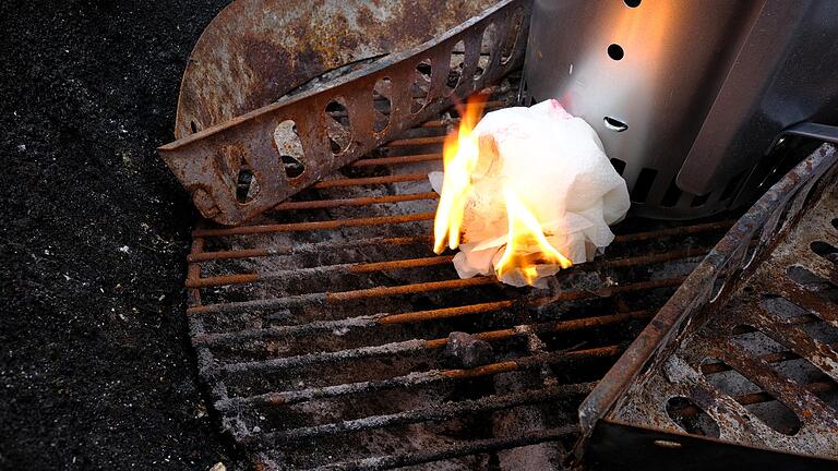 Wenn kein Grillanzünder mehr da ist, tun es auch Küchentücher und Speiseöl.