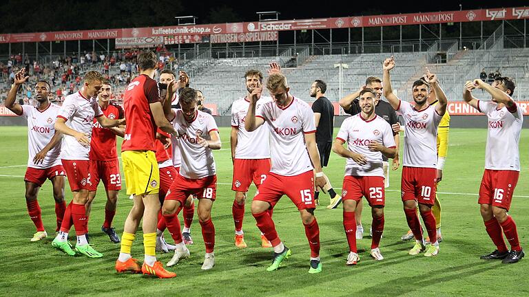 Freudentanz bei den Würzburger Kickers: Nach einem 3:2 gegen Drittligist Bayreuth am Dallenberg stehen die Rothosen im Viertelfinale des Toto-Pokals.