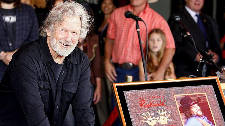 US-Musiker Kris Kristofferson wird 85 - Er studierte zunächst im britischen Oxford und wollte dann eigentich Schriftsteller werden. US-Musiker Kris Kristofferson wird 85 - Er studierte zunächst im britischen Oxford und wollte dann eigentich Schriftsteller werden.