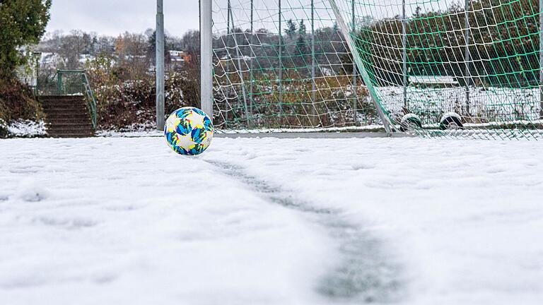 So viel Schnee wie im letzten Jahr kam in Würzburg zwar noch nicht herunter, aber trotzdem könnten am Wochenende schon einige Spiele ausfallen.