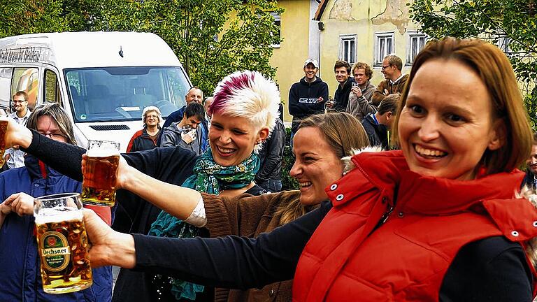 Starke Frauen: Sie zeigen den Männern bei der Goßmannsdorfer Kirchweih, dass sie nicht zum schwachen Geschlecht gehören: Nicole Grafmüller, Sandra Rosenkranz und Michaele Kraft (von links) stemmten die Krüge fast fünf Minuten hoch.