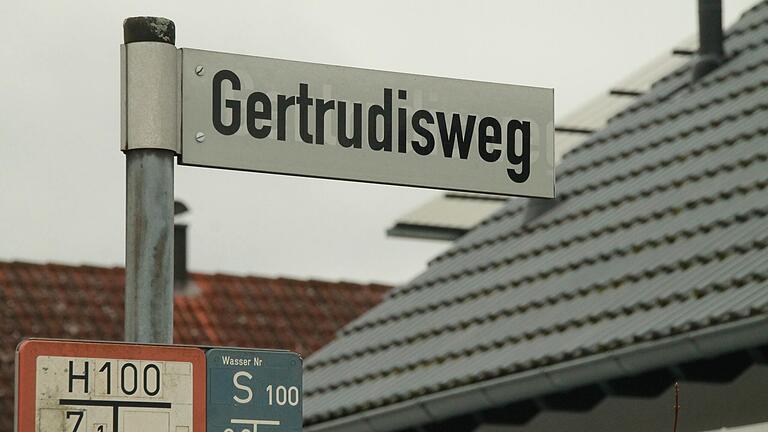 Der Gertrudisweg in Karlburg ist im Stadtgebiet Karlstadt bisher die einzige&nbsp; Straße, die nach einer Frau benannt ist. Es wird in Karlburg der Imminahof folgen.