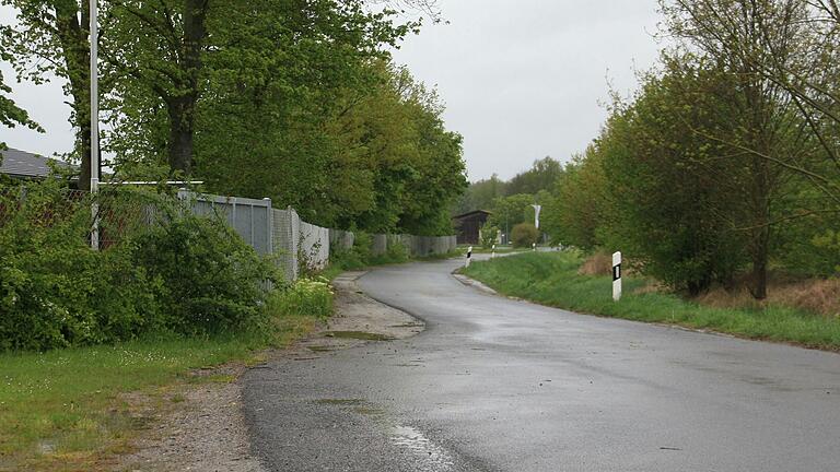 Um eine Engstelle auf der Zufahrt zu beseitigen, gibt es Gespräche zwischen Landkreis und Stadt, um den Zaun der Kläranlage (links im Bild) zurückzuversetzen. Somit könnte die Fahrbahn der Straße verbreitert werden.