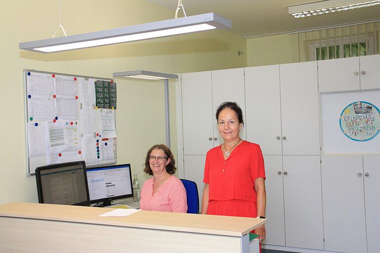 Hell und freundlich zeigt sich dank frischer Farbe und neuer Möbel das Sekretariat der Grundschule. Im Bild Rektorin Barbara Heining (rechts) Sekretärin Heike Seuffert.