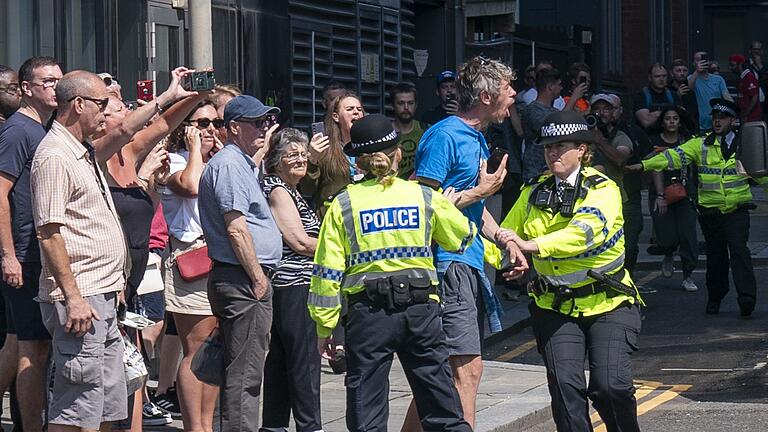 Nach Bluttat in Southport - Liverpool       -  Einige Leute glauben den Angaben der Behörden zur Identität des Verdächtigen nicht.