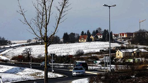 Eselshöhe West II: Das Neubaugebiet liegt zwischen der alten (rechts) und der neuen Maibacher Straße (B 286, links). Die an den Kreisel grenzenden Gebäude (rechts unten) werden komplett abgerissen. Nur eines der oberhalb stehenden Häuser (Bildmitte) bleibt. 2015, wenn die Amerikaner abgezogen und deren Flächen frei sind, sollen alle Grundstücke verkauft sein.