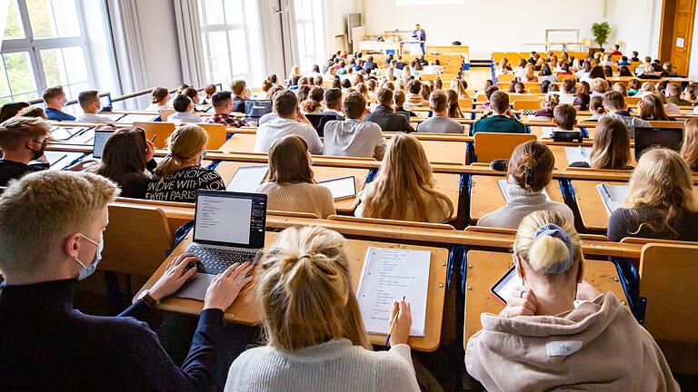 Beim Semesterstart vor sechs Wochen: Unter Einhaltung der Maskenpflicht konnten auch im Audimax der Neuen Universität in Würzburg wieder Vorlesungen in voller Besetzung stattfinden.