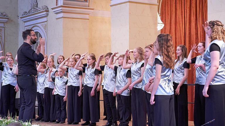 So wie dieser Chor werden am  8. Oktober im Staatsbad in Bad Brückenau die Preisträger ihre Werke erstmals der Öffentlichkeit präsentieren. v Foto: Archiv Johannes Marx       -  So wie dieser Chor werden am  8. Oktober im Staatsbad in Bad Brückenau die Preisträger ihre Werke erstmals der Öffentlichkeit präsentieren. v Foto: Archiv Johannes Marx