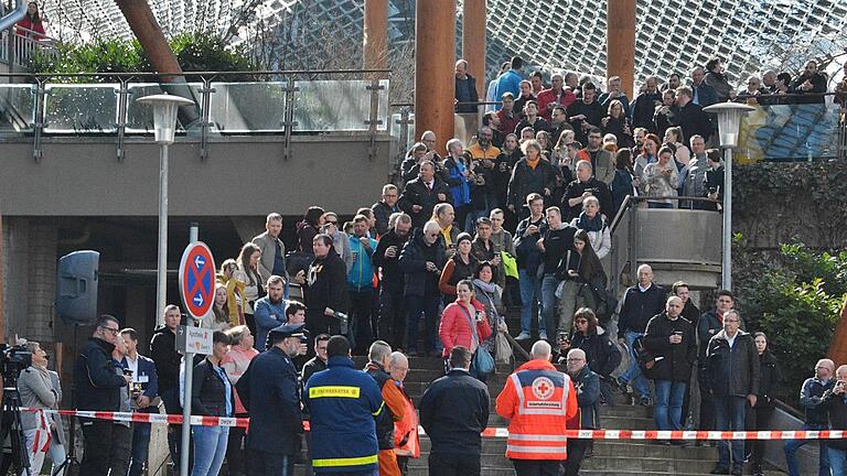 An die 600 Interessierte, vor allem auch Ärzte nutzten das 16. Notfallmedizinische Forum am Rhönklinikum Campus im Bad Neustadt zur Weiterbildung. So auch bei der Praxisdemonstration einer Drehleiterrettung.       -  An die 600 Interessierte, vor allem auch Ärzte nutzten das 16. Notfallmedizinische Forum am Rhönklinikum Campus im Bad Neustadt zur Weiterbildung. So auch bei der Praxisdemonstration einer Drehleiterrettung.