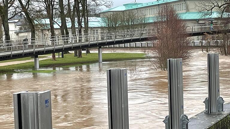 Vorsichtsmaßnahme: Die Einsatzkräfte des städtischen Servicebetriebs Bad Kissingen hatten schon am vergangenen Freitag die Dammbalken an der Lindesmühlpromenade errichtet.