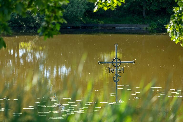 Am Sennfelder See vorbeigehend entdeckt man das alte Seekreuz. Es erinnert an eine Katastrophe im Januar 1861, als ein vollbesetztes Boot kenterte und 21 Menschen im eisigen Wasser ihr Leben verloren. Am Sennfelder See vorbeigehend entdeckt man das alte Seekreuz. Es erinnert an eine Katastrophe im Januar 1861, als ein vollbesetztes Boot kenterte und 21 Menschen im eisigen Wasser ihr Leben verloren. 