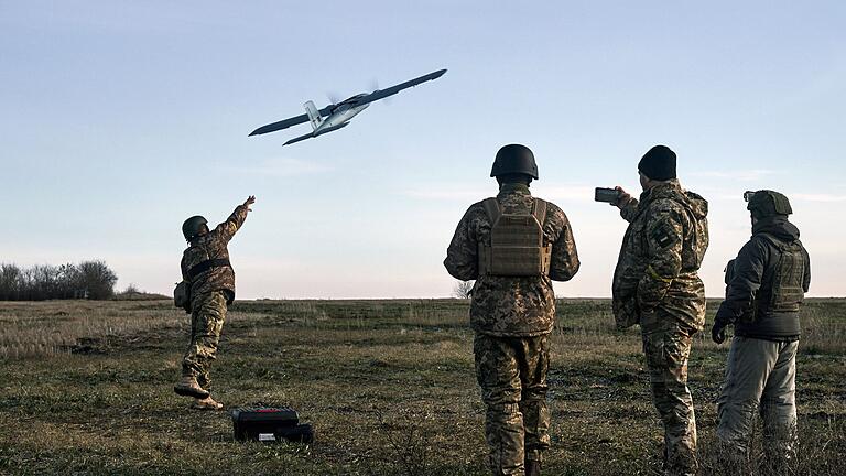 Ukraine-Krieg - Drohne       -  Drohnen sind eine der meistverwendeten Waffen beider Seiten in Russlands Angriffskrieg gegen die Ukraine. Hier starten ukrainische Soldaten eine Drohne gegen russische Stellungen. (Archivbild)