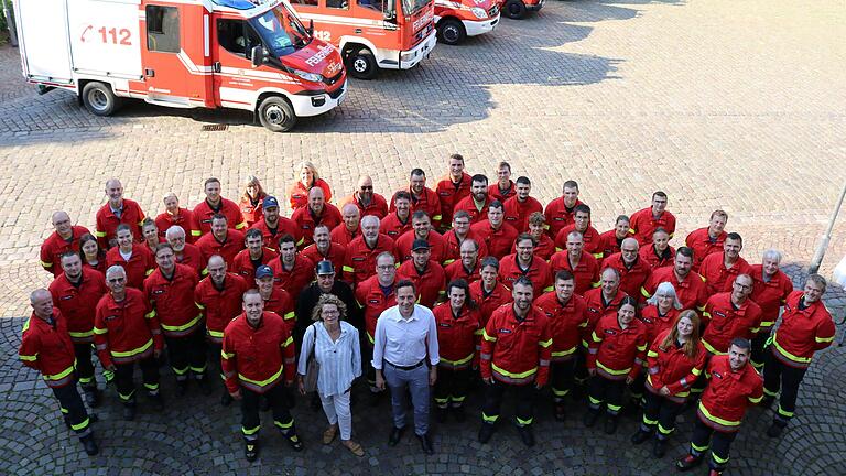 Alle acht Feuerwehren in Lohr haben bei einer Übergabefeier auf dem Schlossplatz eine einheitliche neue Schutzkleidung bekommen.&nbsp;