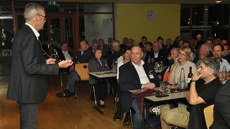 Peter Bofinger beim Vortrag in Tauberbischofsheim. Peter Bofinger beim Vortrag in Tauberbischofsheim.