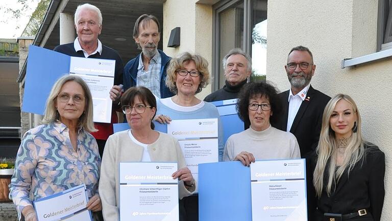 Freude über die Ehrungen (hinten von links): Gunther Goldmann, Holger Hagenbusch, Ursula Weiß, Gerhard Kehm und Martin Strobl sowie (vorn von links) Terra Böhm, Christiane Schwertfeger-Göpfert, Petra Kiesel und Obermeisterin Katharina Walker Freude über die Ehrungen (hinten von links): Gunther Goldmann, Holger Hagenbusch, Ursula Weiß, Gerhard Kehm und Martin Strobl sowie (vorn von links) Terra Böhm, Christiane Schwertfeger-Göpfert, Petra Kiesel und Obermeisterin Katharina Walker